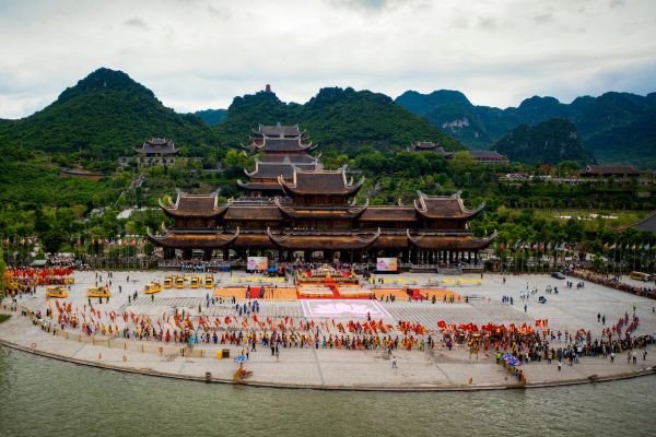 Người hành hương tại một địa điểm du lịch tâm linh ở Việt Nam