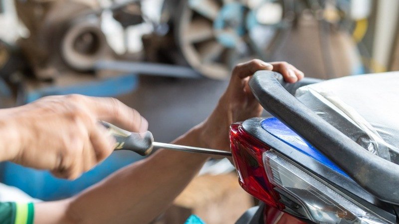 Người lái bóp phanh nhưng đèn hậu xe máy không sáng, cho thấy sự cố cần được khắc phục kịp thời để đảm bảo an toàn.