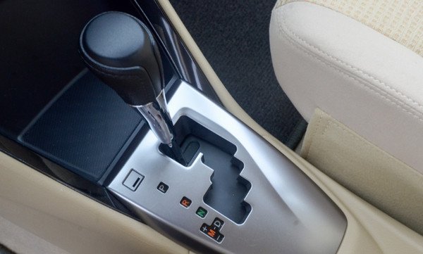 Người lái xe kéo phanh tay và đẩy cần số về P trước khi thay lốp ô tô