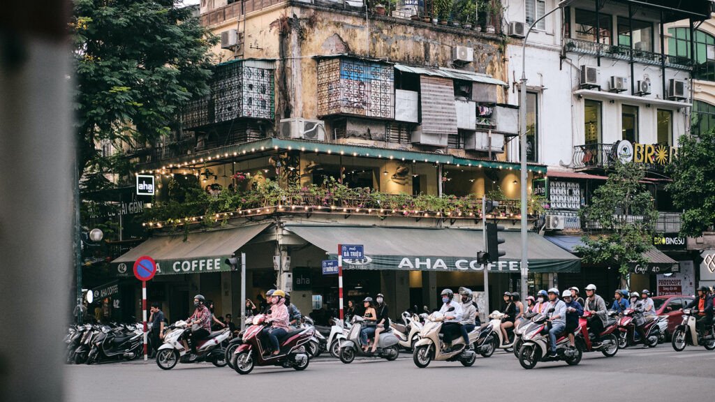 Người lái xe máy đội mũ bảo hiểm kiểm tra hợp đồng bảo hiểm điện tử trên điện thoại di động