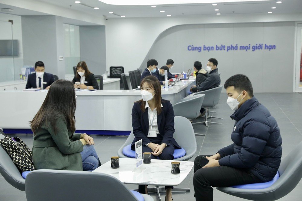 Nhân viên tận tình tư vấn về các dòng xe hơi cho khách hàng