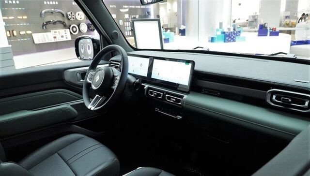 Nội thất Baojun Yep 2025 với màn hình kép và cần số núm xoay hiện đại