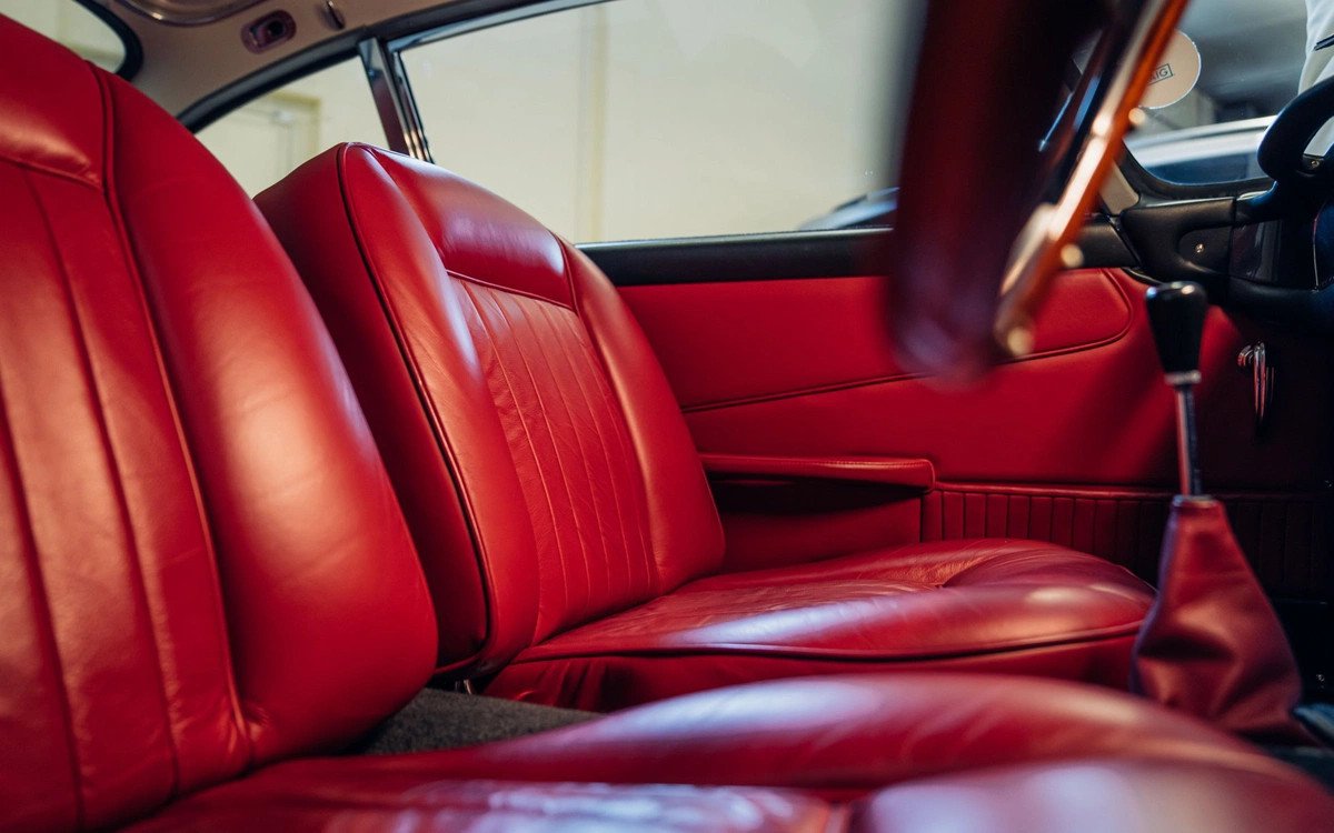 Nội thất bọc da màu đỏ của xe Aston Martin DB5 cổ điển