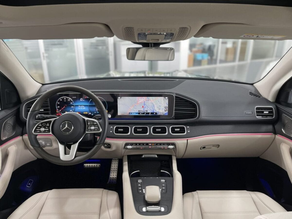 Nội thất khoang lái Mercedes GLS 450 với vô lăng bọc da Nappa và màn hình MBUX