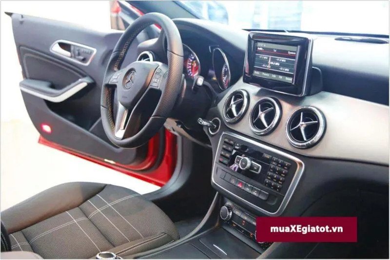 Nội thất Mercedes CLA 200 với thiết kế bảng điều khiển tinh tế