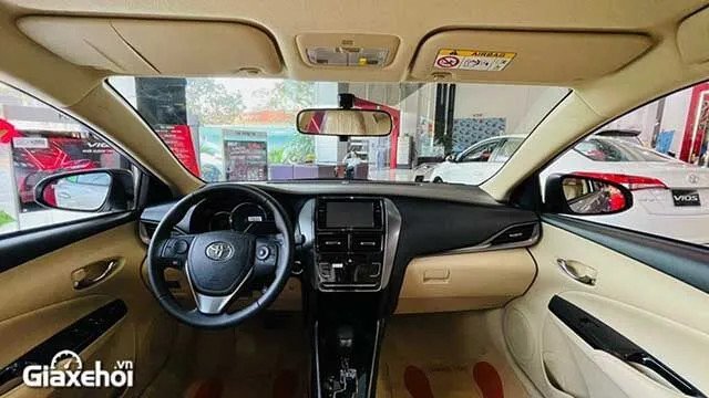 Nội thất Toyota Vios 2022 với thiết kế gọn gàng, tập trung vào sự tiện dụng và độ bền, không gây rối mắt người dùng.