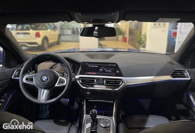 Nội thất xe BMW 3 Series 2025 M Sport với vô lăng thể thao