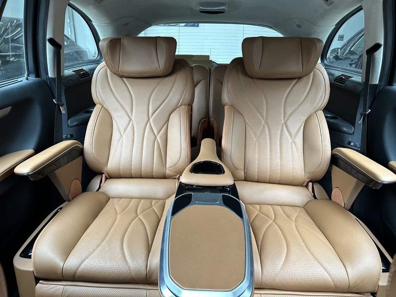 Nội thất xe được độ Limousine từ 7 chỗ thành 6 chỗ ngồi