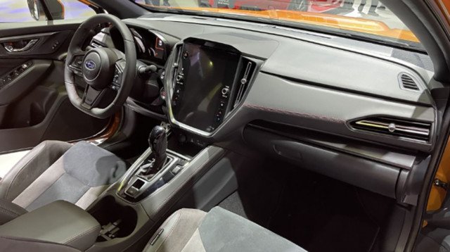 Nội thất xe Subaru WRX 2025 với màn hình cảm ứng lớn