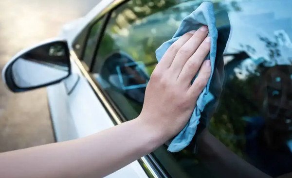 Nước rửa kính ô tô chuyên dụng giúp kính xe sạch bóng