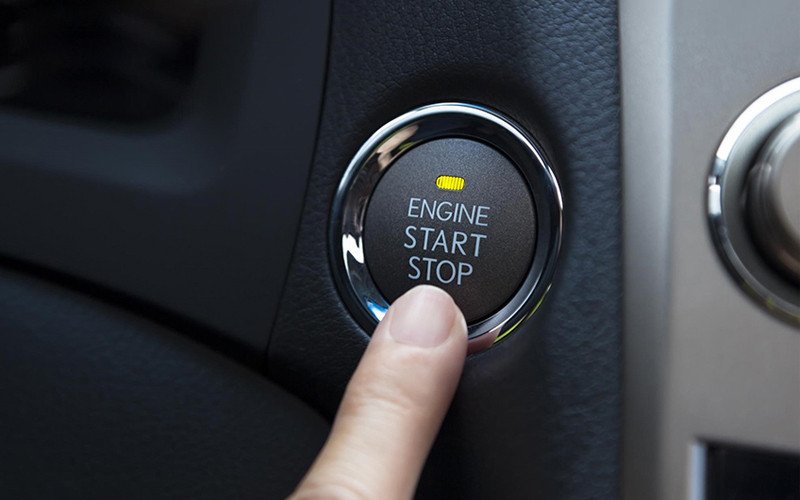 Nút bấm Start/Stop hiện đại trên bảng điều khiển
