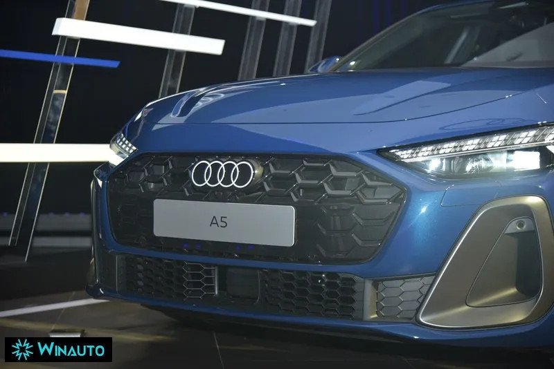 Phần đầu xe Audi A5 2025 với lưới tản nhiệt Singleframe và đèn LED Matrix sắc sảo