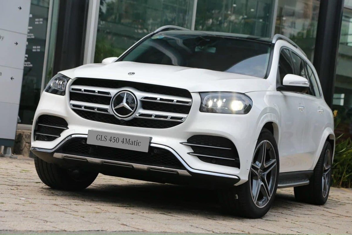 Phần đầu xe Mercedes GLS 450 với lưới tản nhiệt lớn và cụm đèn MultiBeam LED