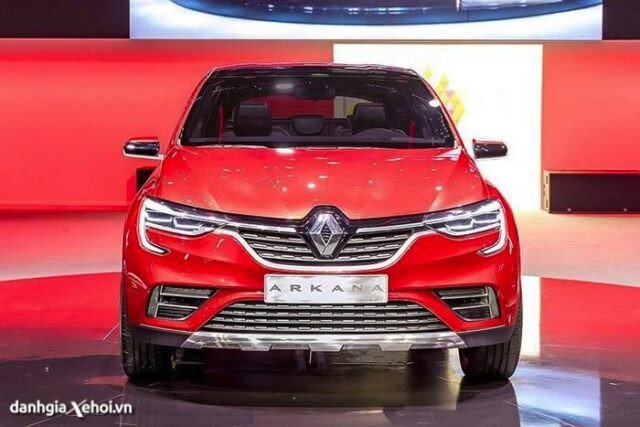 Phần đầu xe Renault Arkana nổi bật với cụm đèn pha LED hình móc câu độc đáo, lưới tản nhiệt chrome sáng bóng