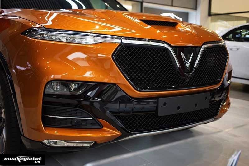 Phần đầu xe VinFast President với lưới tản nhiệt tổ ong và hốc hút gió