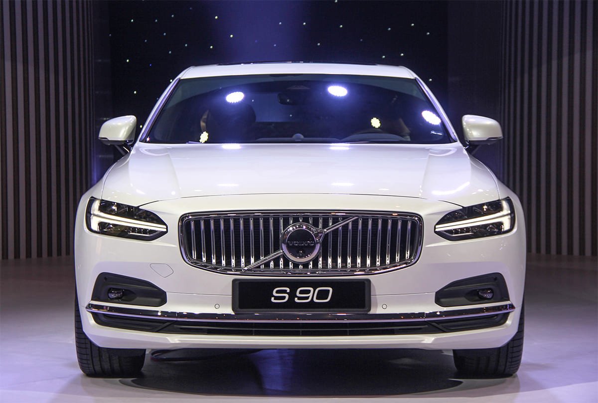 Phần đầu xe Volvo S90 với đèn pha Thor's Hammer và lưới tản nhiệt