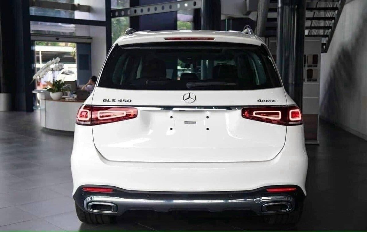 Phần đuôi xe Mercedes GLS 450 với cụm đèn hậu LED và ống xả kép mạ chrome