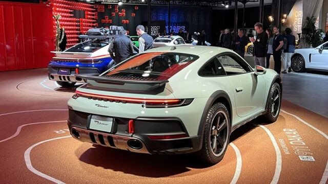 Phần đuôi xe Porsche 911 Dakar 2025 với cánh gió cố định và đèn hậu LED