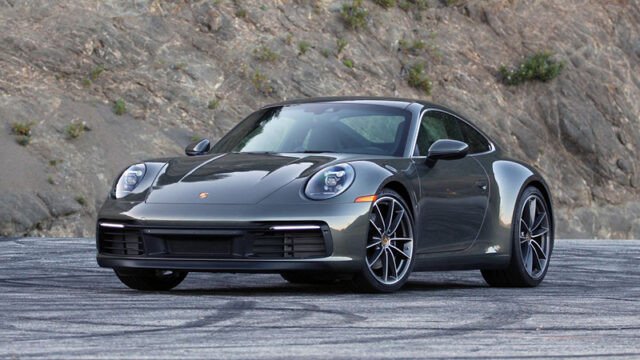 Porsche 911 màu trắng đang di chuyển trên đường
