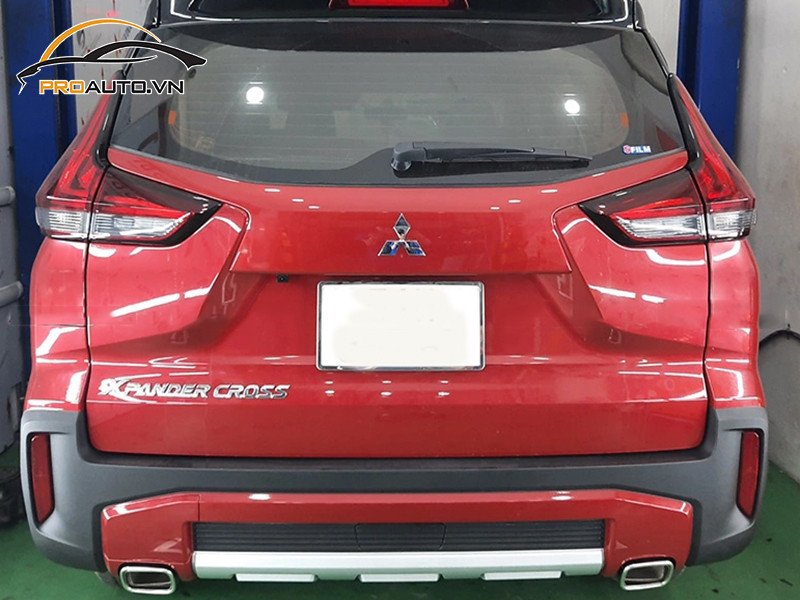 Quá trình dán wrap cho xe Xpander Cross, cho thấy các bước thi công tỉ mỉ của kỹ thuật viên.