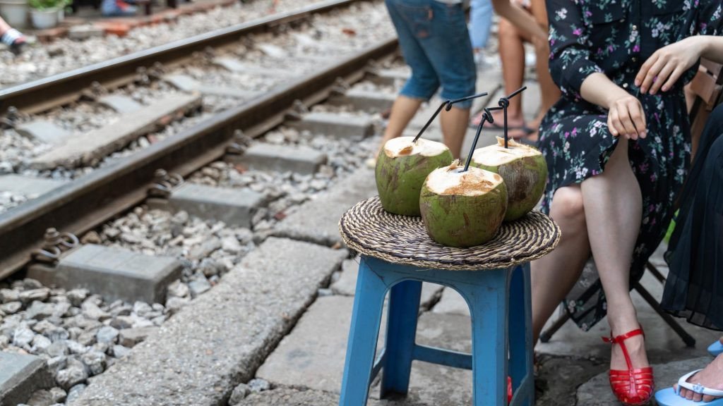 Quán cà phê nhỏ xinh trên phố đường tàu Hà Nội, nơi du khách thư giãn chờ tàu chạy qua.
