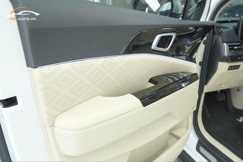 Quy trình bọc da cao cấp cho nội thất xe Fortuner, cải thiện độ bền và vẻ đẹp.