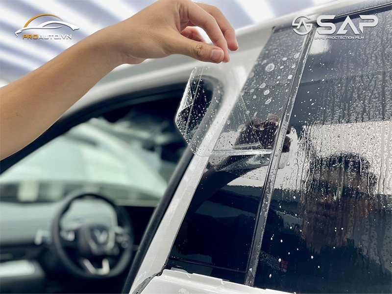 Quy trình dán phim PPF bảo vệ sơn xe Toyota Fortuner, chống trầy xước và bền màu.