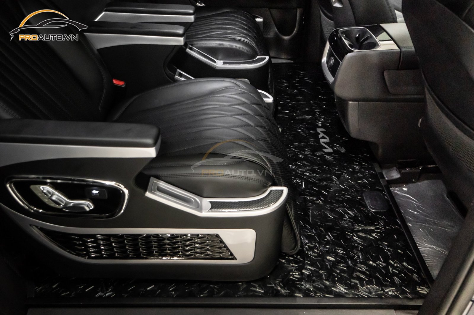 Sàn Carbon bền đẹp, góp phần cải tạo không gian xe thêm phần sang trọng và dễ vệ sinh