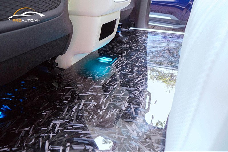 Sàn Carbon sang trọng và dễ vệ sinh cho xe Fortuner, nâng tầm nội thất.