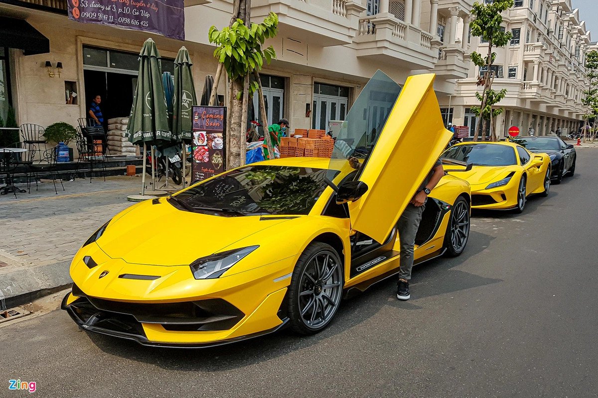 Siêu xe Lamborghini Aventador SVJ màu xanh dương nổi bật