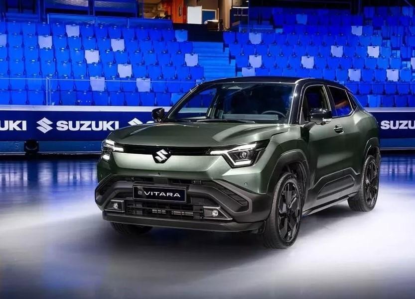 Suzuki Vitara 2025 màu trắng nổi bật với thiết kế hiện đại trên đường phố.