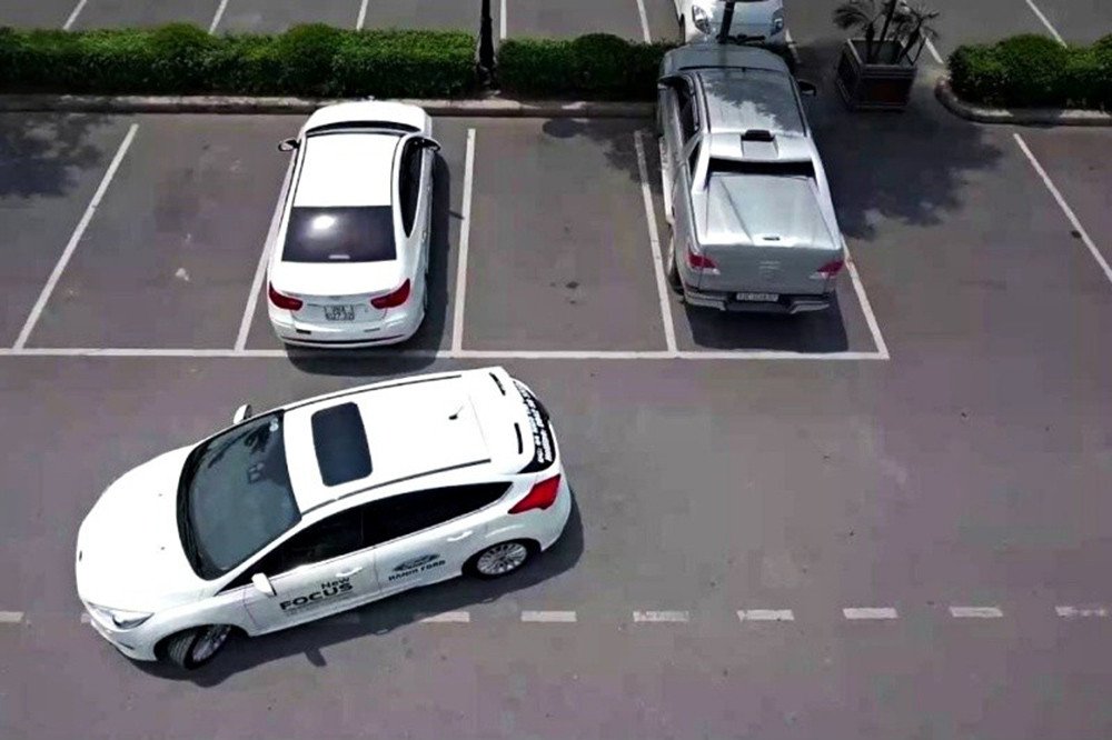 tài xế lùi xe ô tô an toàn vào chỗ đỗ có hướng dẫn
