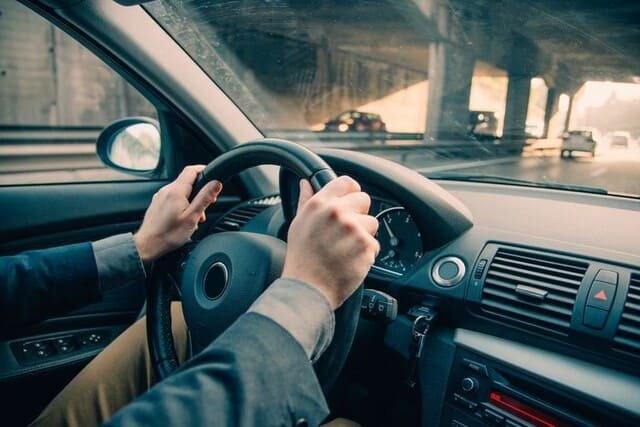 Tài xế thực hiện kỹ thuật trả lái xe ô tô sau khi vào cua