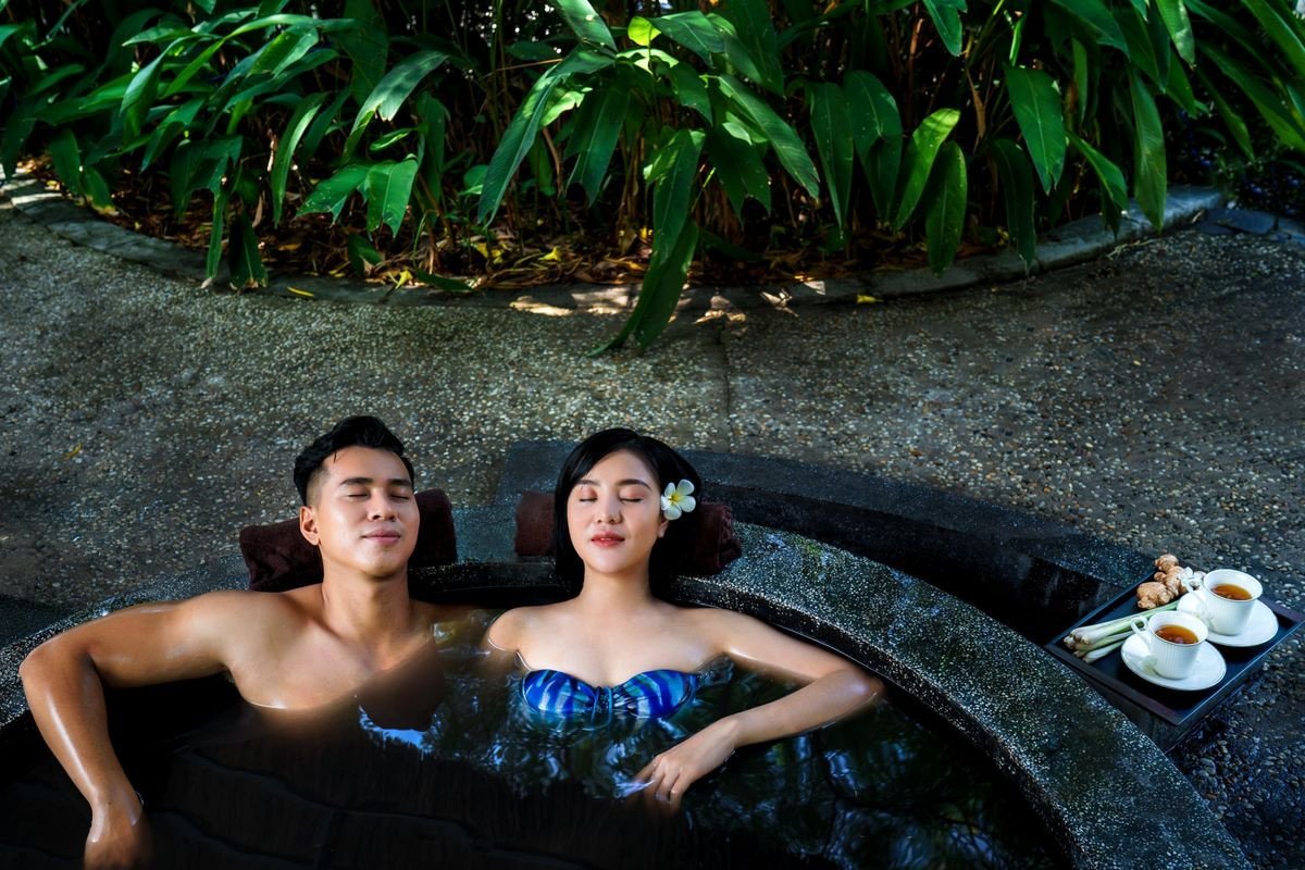Tắm bùn khoáng thiên nhiên giúp thải độc và làm mịn da tại suối nước nóng Bình Châu