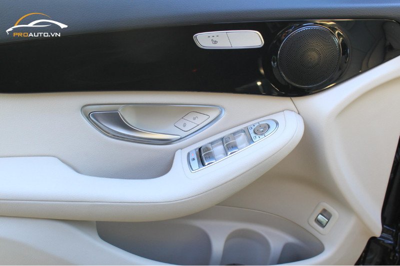 Tấm ốp tappi cửa xe Mercedes GLC 200 được bọc da mới, nâng tầm vẻ đẹp