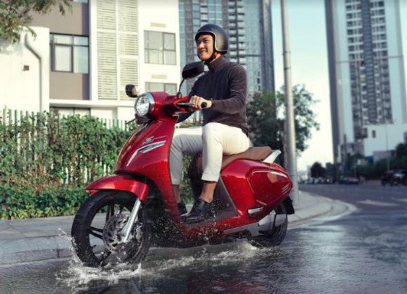 Tập lái xe máy điện với các chế độ vận hành phù hợp cho người mới.