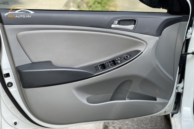 Tapi cửa xe Hyundai Accent được bọc lại bằng da cao cấp