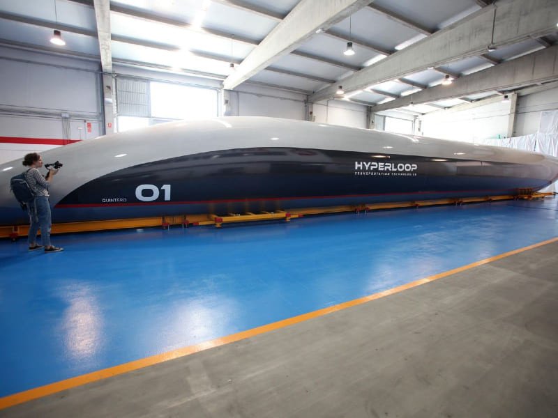 Tàu siêu tốc Hyperloop minh họa khả năng di chuyển vượt trội