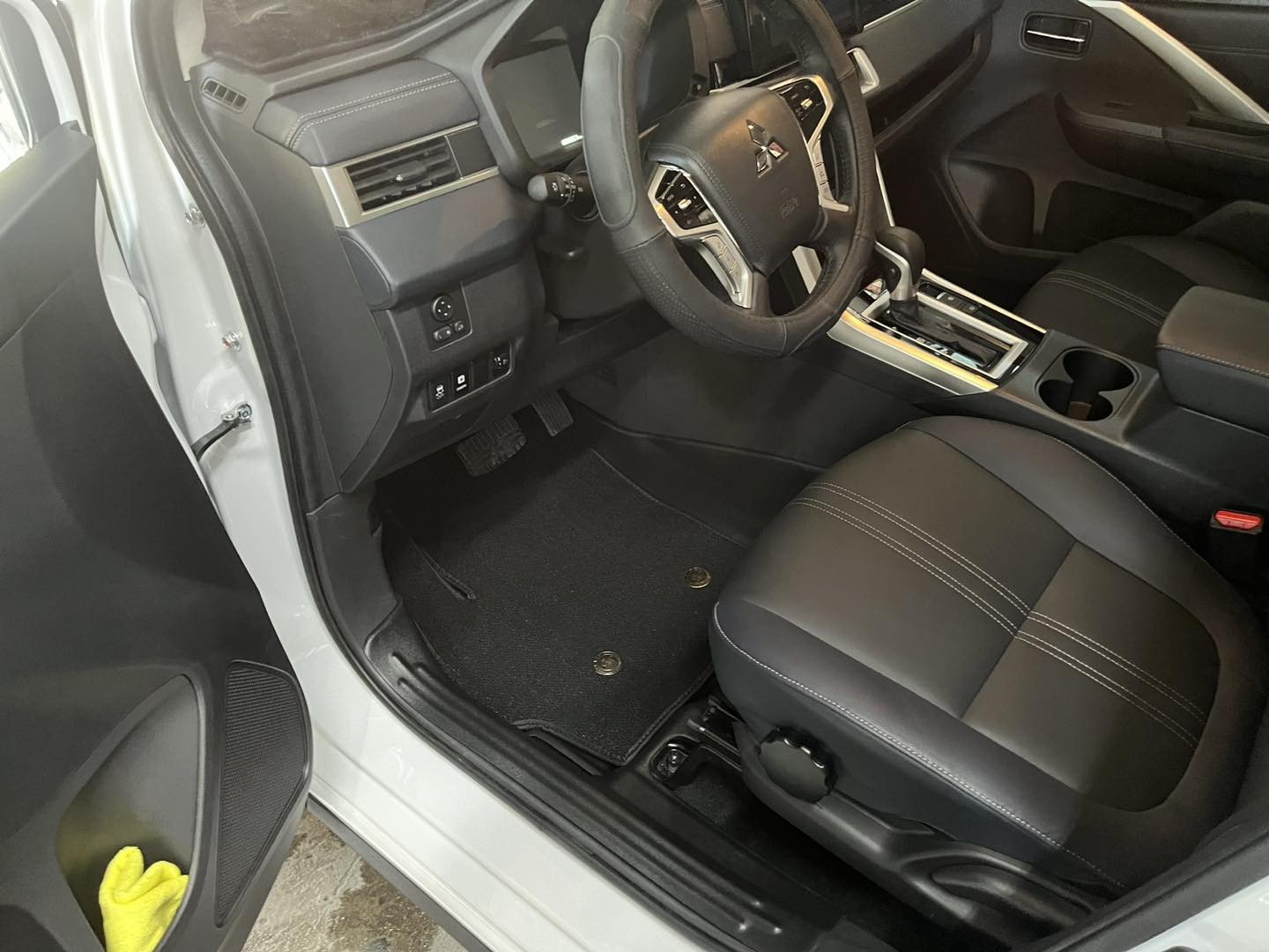 Thảm sàn Ncar tràn viền đúc khuôn riêng cho Mitsubishi Xpander Cross
