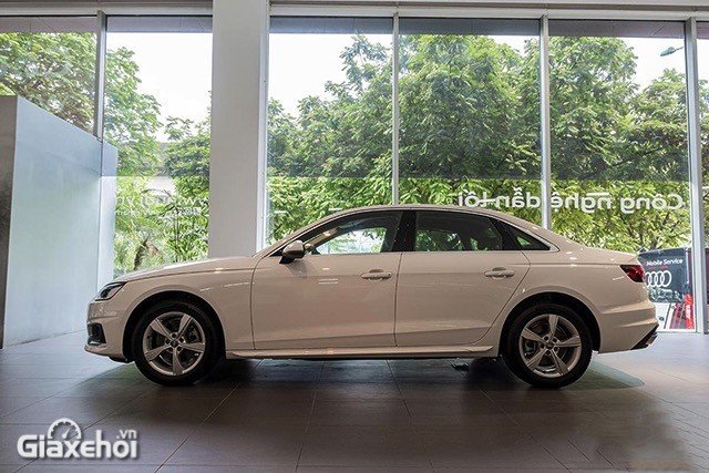 Thân xe Audi A4 2024 với đường gân dập nổi mạnh mẽ