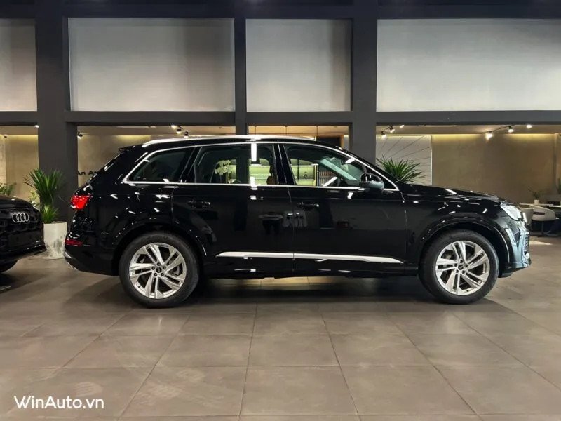 Thân xe Audi Q7 2024 với bộ la zăng 20 inch và đường nét thể thao