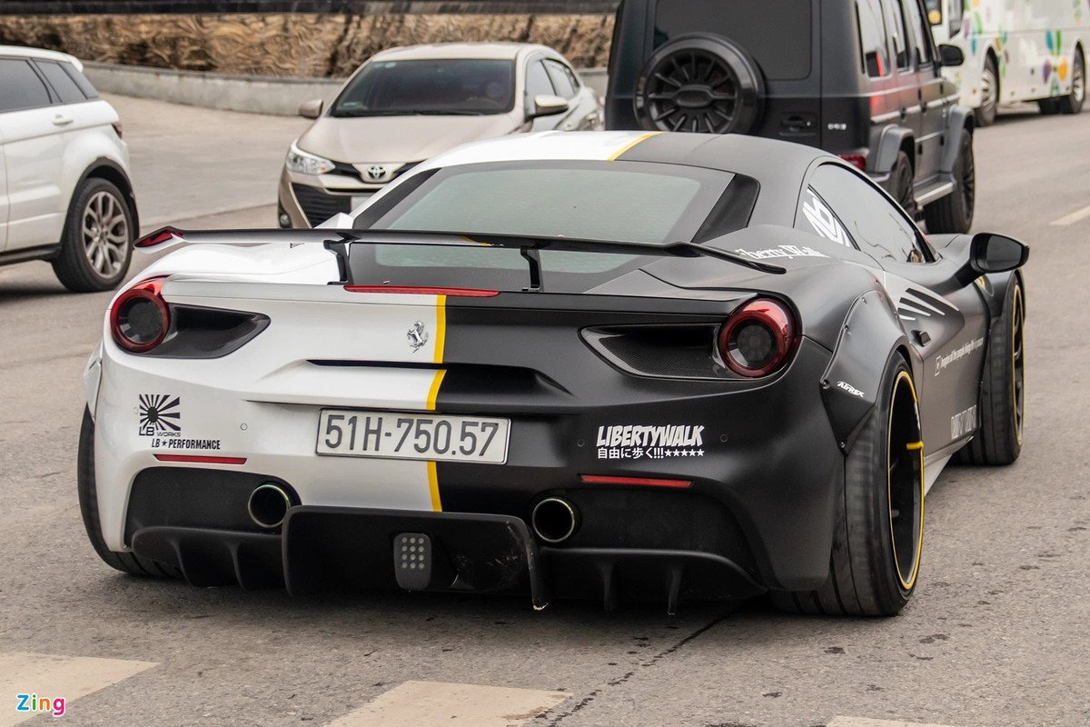 Thân xe Ferrari 488 GTB độ Liberty Walk với mâm Forgiato