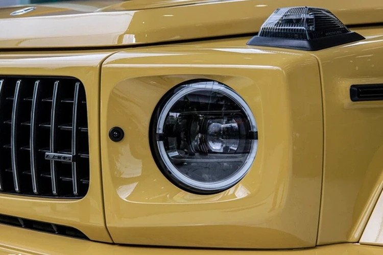 Thân xe Mercedes-AMG G63 màu vàng cát với vành 22 inch