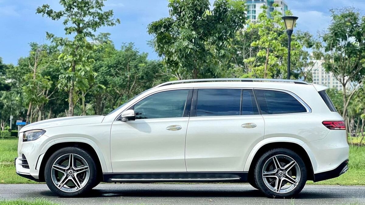 Thân xe Mercedes GLS 450 nhìn từ bên hông, với đường gân dập nổi và mâm AMG 21 inch