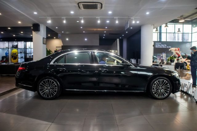 Thân xe Mercedes S450 2022 với tay nắm cửa thụt