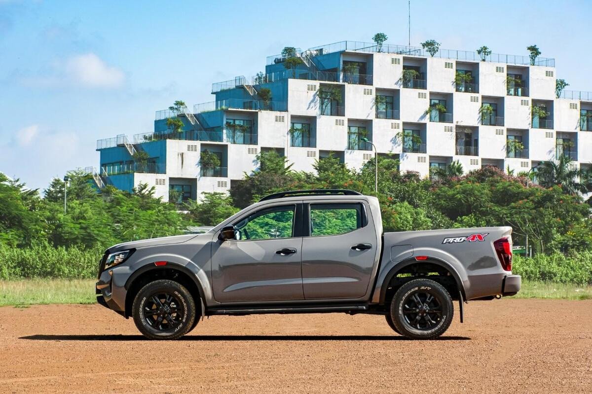 Thân xe Nissan Navara 2022 với đường nét góc cạnh, tạo vẻ hầm hố