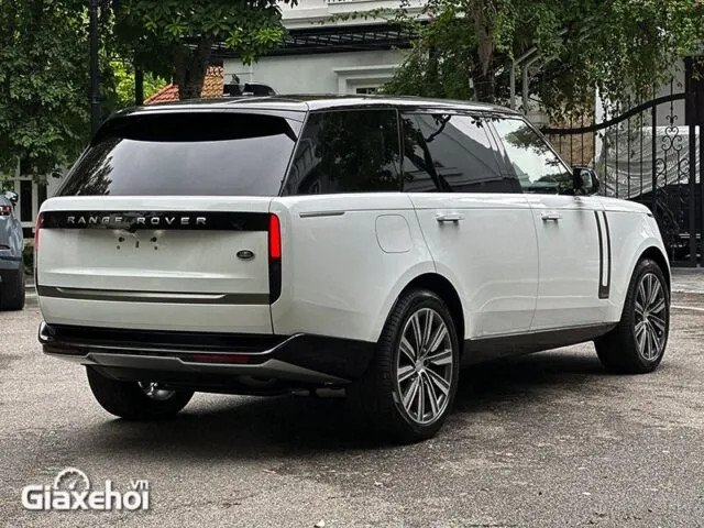 Thân xe Range Rover Autobiography 3.0 LWB 7 chỗ 2025 với mâm hợp kim 21 inch