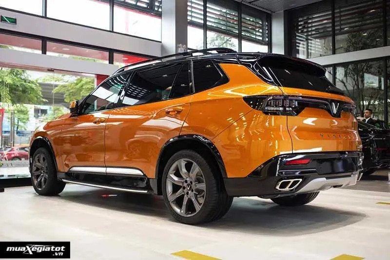 Thân xe VinFast President với la-zăng 20 inch và kính tối màu