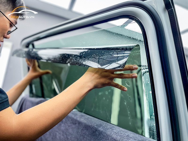 Thi công dán phim cách nhiệt cho cửa sổ xe Fortuner, bảo vệ khoang nội thất.