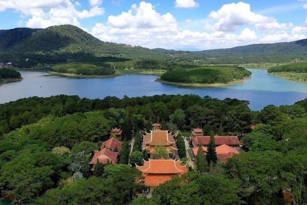 Thiền viện Trúc Lâm Đà Lạt, một điểm du lịch tâm linh yên bình
